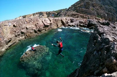 Scopri la costa selvaggia dell’algarve: salta, nuota e fai snorkeling con guida vicino a sagres. tutta l’attrezzatura inclusa, snack e pick-up da lagos o dintorni.
