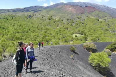 Sinta o solo vulcânico sob seus pés no tour em grupo pequeno pelo monte etna saindo de taormina, com trilhas pelos crateras, exploração de caverna de lava, degustação de vinhos e transporte incl