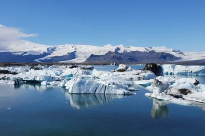 Sinta o frio da lagoa glaciar jokulsarlon, caminhe no gelo azul do sólheimajökull e explore as areias negras de reynisfjara — tour em grupo pequeno com café da manhã e traslado.