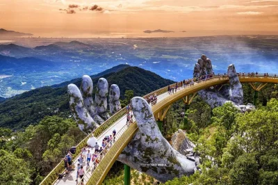 Desfrute do teleférico de ba na hills, caminhe pela ponte dourada, explore adegas francesas e visite a pagoda linh ung neste tour guiado em grupo pequeno saindo de da nang.