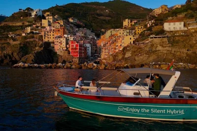 Desfrute do pôr do sol nas vilas de cinque terre em um passeio de barco em grupo pequeno saindo de monterosso, com aperitivo local, guia em inglês e transporte incluso.