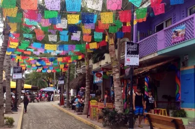 Scopri sayulita e san pancho in una gita privata: mercati artigianali, strade colorate e spiagge soleggiate. include pickup e bevande.