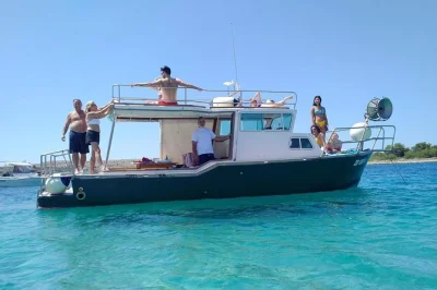 Descubre las salvajes islas kornati en una excursión en barco desde zadar, nada en katina y pinizelić, disfruta de pescado a la parrilla en una taberna local con guía capitán.