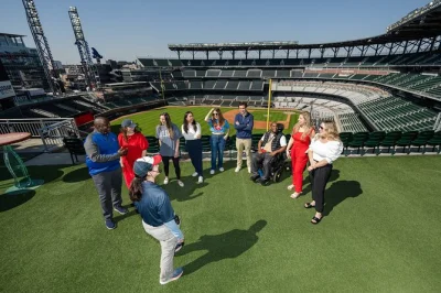Conheça o truist park em atlanta com um tour exclusivo pelo estádio dos braves. caminhe pelo dugout, visite o monument garden e ganhe uma corrente com número aposentado.