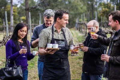 Descubre hunter valley con degustaciones guiadas por un chef, visita al sydney fish market, desayuno junto al río hawkesbury y almuerzo gourmet. incluye transporte y guía local.