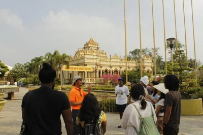 Erlebe den mekong delta tagesausflug ab ho-chi-minh-stadt mit fahrt nach my tho, besuch der vinh trang pagode, tuk tuk dorf-tour, sampan-ruderfahrt und inklusive mittagessen.