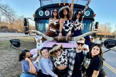 Diversão garantida em nashville com party bus privado pela broadway, music row e tootsies, com bartender vip, música e histórias locais. transporte incluso.