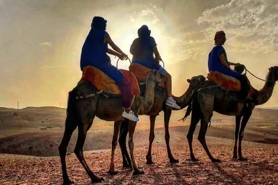 Sinta o pôr do sol no deserto de agafay com um passeio de camelo saindo de marrakech, desfrute de um jantar marroquino sob as estrelas e assista a um show de fogo—com transporte incluso.