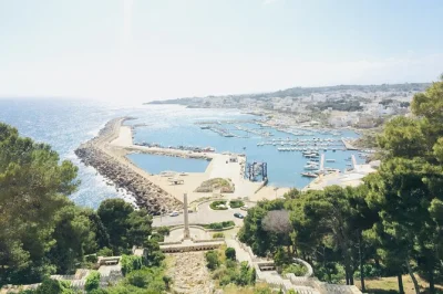 Découvrez la côte du salento de lecce à otranto, leuca, gallipoli et galatina avec un guide expert et prise en charge à l’hôtel. plongez dans des basiliques aux fresques anciennes et des villag