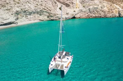 Scopri milos e poliegos in catamarano, nuota tra grotte spettacolari, fai snorkeling in baie turchesi e gusta un pranzo bbq greco a bordo. include bevande, attrezzatura snorkeling e piatti fatti in ca