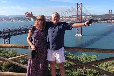 Scopri lisbona tra storia e panorami con un tour privato: passeggia ad alfama, goditi i punti panoramici e ascolta le storie di una guida locale. pickup in hotel incluso.