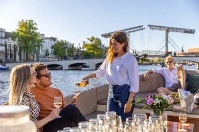 Scopri amsterdam con un giro in barca nei canali in piccolo gruppo, gustando snack olandesi, bevande dal bar e accompagnati da uno skipper locale che ti guida tra i luoghi più iconici. commento dal v