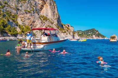 Descubre capri desde sorrento en un tour en barco pequeño, con paradas para nadar, visitas a grutas y más de 3 horas para explorar la isla. incluye recogida y bebidas.