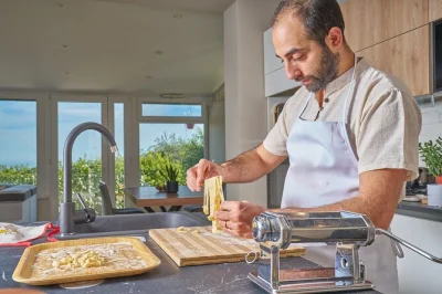 Sinta o sabor de palermo preparando tagliatelle e cannoli em uma villa com vista, usando ingredientes fresquinhos do jardim, histórias locais e almoço incluso.