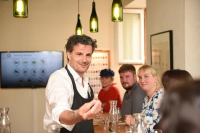 Dégustez des vins français et des fromages locaux dans une cave cosy du quartier latin à paris avec un sommelier certifié. petit groupe, déjeuner inclus.