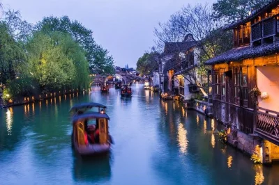 Explore os canais históricos de zhujiajiao, saboreie um almoço típico, caminhe pelo jardim yu e admire o skyline de xangai do alto da torre, com guia e transporte privativos.