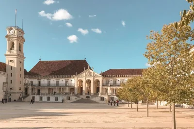 Scopri l’università di coimbra, visita la biblioteca joanina e passeggia per le sue strade antiche con una guida locale—biglietti inclusi, storie autentiche ad ogni tappa.