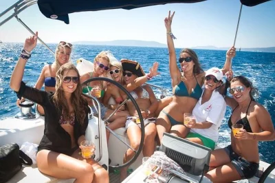 Reserva un alquiler privado de yate en tenerife con comida, bebidas y avistamiento de delfines y ballenas. ideal para cumpleaños, propuestas o relajarte con amigos.
