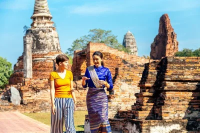 Scopri i templi antichi di ayutthaya, gusta un pranzo sul fiume e viaggia comodo con il pickup incluso. tour privato da bangkok con guida locale esperta.