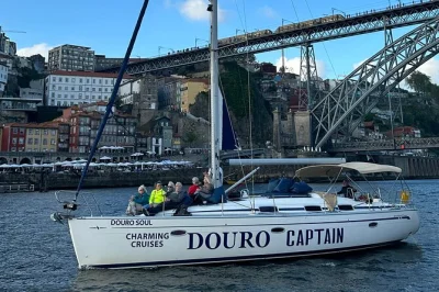 Scopri porto dal fiume douro con una crociera privata in yacht, assaggia vini porto autentici e goditi la vista della città dall’acqua. equipaggio certificato, degustazione e pick-up inclusi.