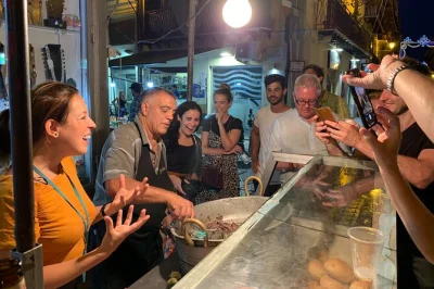 Explore as ruas animadas de palermo à noite, prove a verdadeira comida de rua siciliana no mercado vucciria, ouça lendas locais e compartilhe uma refeição com um guia palermitano — bebidas inclu