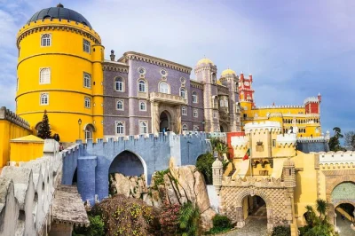 Scopri i palazzi da fiaba di sintra, i castelli moreschi e il centro storico in un tour privato di mezza giornata da lisbona con guida locale e pick-up in hotel.