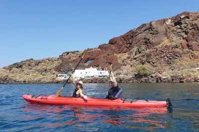 Scopri la costa vulcanica sud di santorini in kayak, esplora grotte marine, fai snorkeling alle spiagge rossa e bianca e gusta un picnic fatto in casa. tour in piccolo gruppo con possibilità di picku