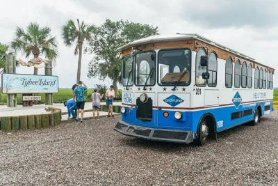 Découvrez tybee island depuis savannah avec une croisière dauphins, une pause au célèbre phare et un déjeuner au crab shack. transport aller-retour en bus inclus.