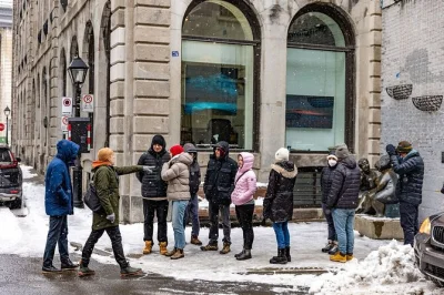 Découvrez le charme du vieux-montréal lors d’une visite guidée en petit groupe, de la place jacques-cartier au vieux-port. arrêts flexibles et options en intérieur pour l’hiver inclus.