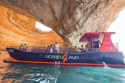 Disfruta de un paseo en catamarán por la costa del algarve, explora la cueva de benagil, nada en praia da marinha y visita el pueblo de carvoeiro. accesible para sillas de ruedas.