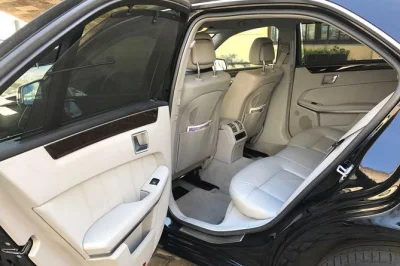 Reserva un traslado privado desde el aeropuerto de praga con un conductor que habla inglés. recogida fiable, seguimiento de vuelo y viaje cómodo hasta tu destino.