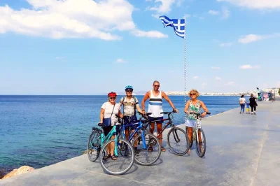 Pedala da plaka fino alla riviera di atene con una guida locale, scopri siti antichi, assaggia dolci tipici e rilassati sulla spiaggia di kalamaki. e-bike, casco e snack inclusi.