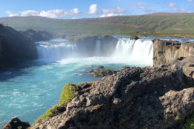 Parti da akureyri per un tour al lago myvatn, ammira la cascata di godafoss, esplora i campi di lava di dimmuborgir e rilassati alle myvatn nature baths. incluso il trasferimento.