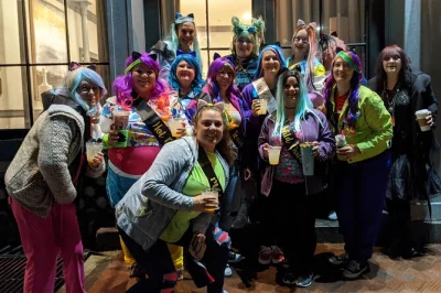 Explore os bares assombrados de savannah, ouça histórias de fantasmas cheias de mistério e passeie por um cemitério assustador nesta caminhada guiada com paradas em bares locais.