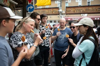 Inizia la tua mattina a tokyo esplorando il mercato di tsukiji, assaggiando cibo di strada fresco, chiacchierando con i locali e gustando un brunch guidato da un esperto del mercato.
