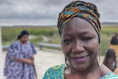 Découvrez river street, johnson square et le cimetière laurel grove à savannah avec une conteuse gullah geechee. histoires inédites, visite commentée et transport accessible inclus.