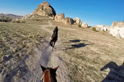 Descubre la magia tranquila de los valles de cappadocia a caballo al atardecer, con recogida en hotel y guía local amable—sin necesidad de experiencia, solo ganas de explorar.