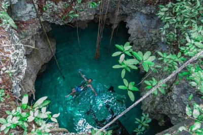 Scopri i cenotes di tulum all’alba, fai snorkeling al casa cenote, esplora le grotte di taak bi ha e nuota in piscine sotterranee private. include pick-up, pranzo e guida.