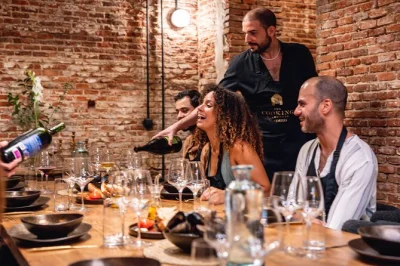 Descubre madrid con un tour de tapas guiado por un chef, paradas para vermut y una cena privada en una bodega con vino sin límite. incluye recogida, degustaciones y guía experto.