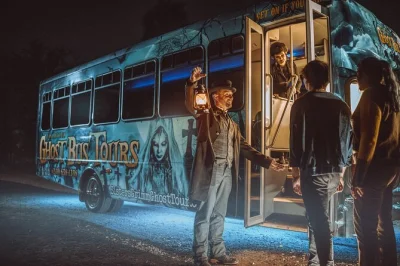 Explore a história assombrada de san antonio em um tour de ônibus fantasma, com entrada no hotel menger, paradas na antiga cadeia e cemitério, tudo com conforto e ar-condicionado.