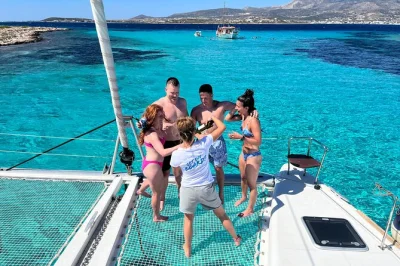Scopri paros e antiparos in catamarano, nuota in calette nascoste, gusta un pranzo greco fresco e rilassati con drink a bordo. include pick-up, attrezzatura snorkeling e guida locale.