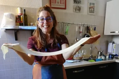 En cagliari, aprende a hacer culurgiones a mano, disfruta vino local y comparte un almuerzo sardo casero en un ambiente cálido y auténtico.