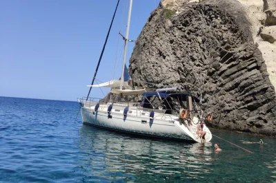 Scopri la costa ovest di milos in barca, esplora le grotte di kleftiko, ascolta racconti di pirati e gusta un pranzo greco a bordo. gruppo piccolo, skipper locale, snack inclusi.