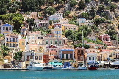 Viaja en ferry desde rodas a la isla de symi, visita el monasterio de panormitis y disfruta de tiempo libre en el pueblo de symi. recogida en hotel incluida en ialyssos e ixia.