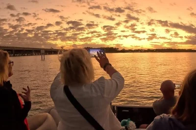 Admirez le coucher de soleil à destin depuis un ponton style terrasse, dégustez du vin, observez les dauphins et profitez des lumières du port avec un capitaine local. snacks et couvertures inclus 