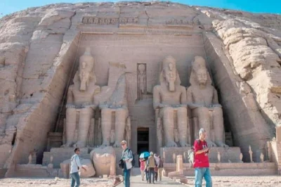 Esplora i templi rupestri di abu simbel con una guida locale. ammira le statue di ramses ii, scopri la storia e goditi un trasporto comodo da assuan. prenota ora.