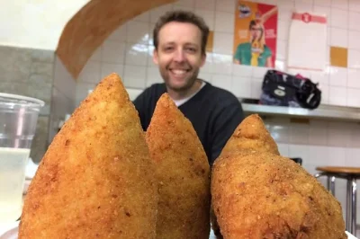 Descubra a verdadeira comida de rua de catania nos mercados animados, prove arancini, bebidas locais e caminhe com um grupo pequeno guiado por um apaixonado local. degustações incluídas.