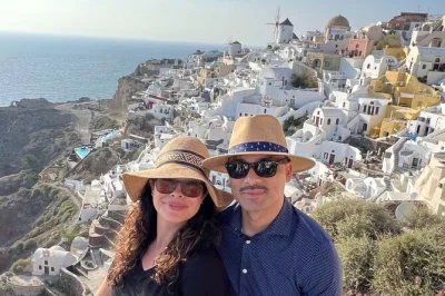 Scopri i contrasti di santorini in un tour privato di mezza giornata: passeggia tra le cupole blu di oia, respira l’aria marina alla spiaggia rossa e rilassati a perivolos. include pick-up e guida l