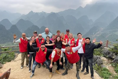 Scopri le strade selvagge del ha giang loop in moto e cammina tra villaggi nascosti, con camere private, pasti inclusi e transfer. vivi il vero nord del vietnam incontrando la gente locale.