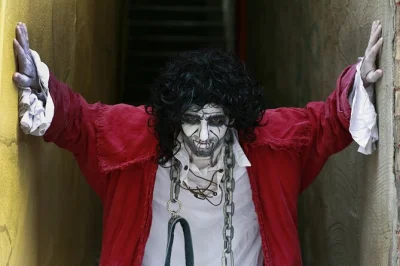 Scopri il lato oscuro del vecchio quebec con un tour serale a piedi con attori dal vivo, tra luoghi di crimini veri e leggende. prenotazione facile e intrattenimento garantito.